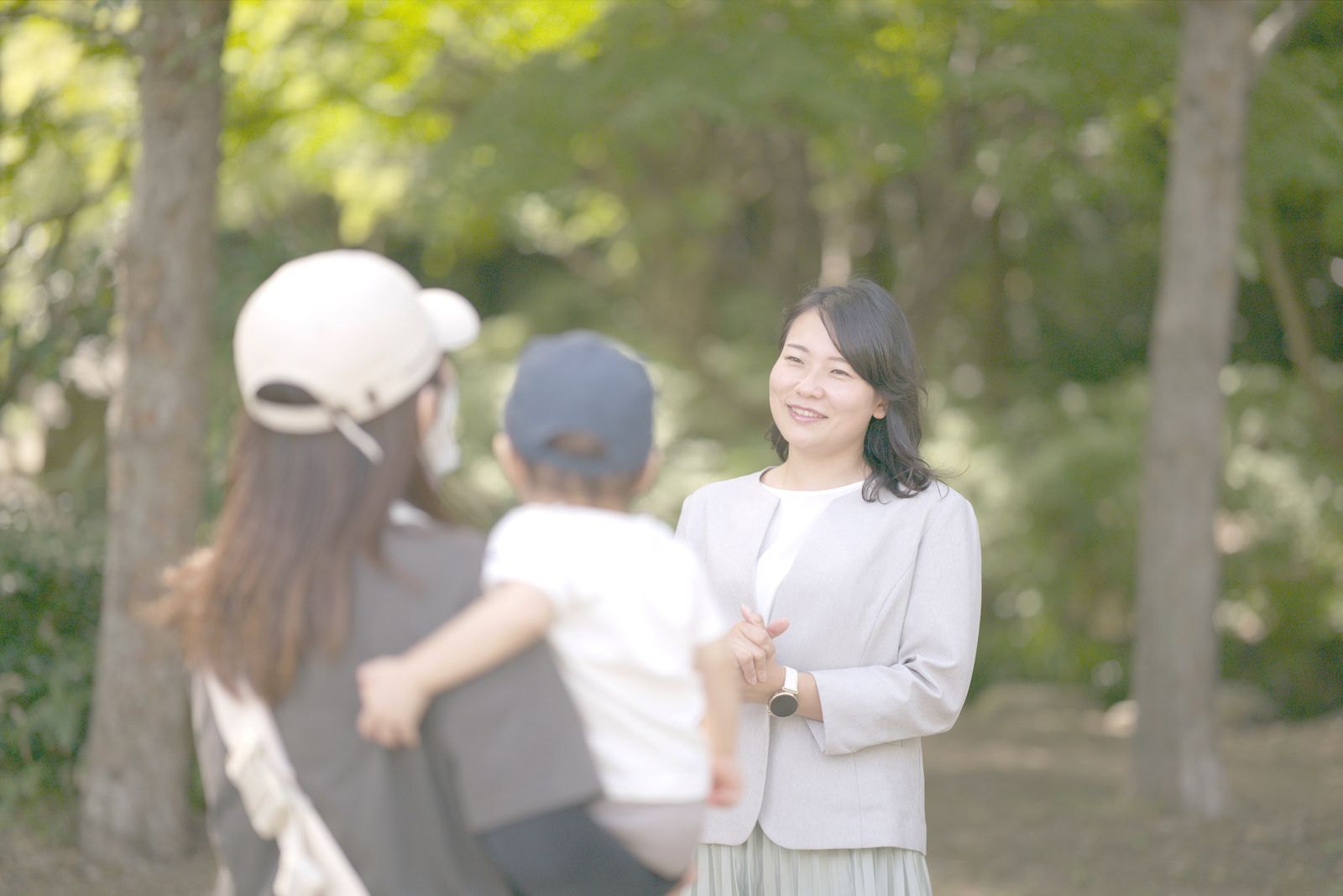 子育て中のお母さんと話す田中しほ